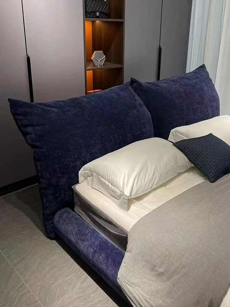 Italian minimalist high-end light luxury bedroom furniture modern simple style designer original petal fabric double bed