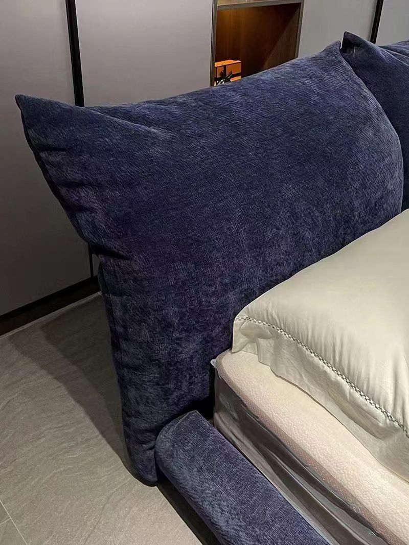 Italian minimalist high-end light luxury bedroom furniture modern simple style designer original petal fabric double bed