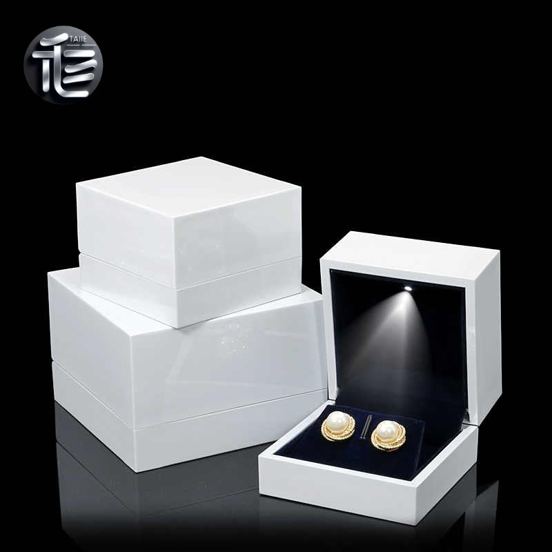 5pcs LED Jewelry Box with Light for Necklace Ring and Bracelet Gift1