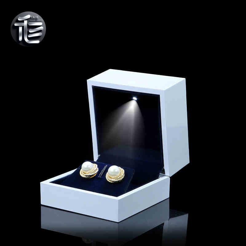 5pcs LED Jewelry Box with Light for Necklace Ring and Bracelet Gift1