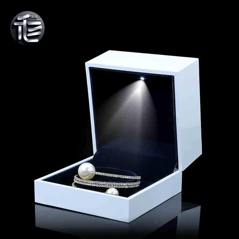 5pcs LED Jewelry Box with Light for Necklace Ring and Bracelet Gift1